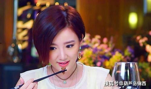 毛晓彤明星网红沙发,从沙发女孩到璀璨明星的蜕变之路