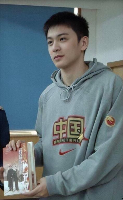 明星网红帅哥坐过山车晕倒