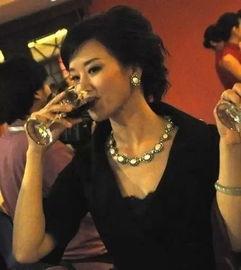 女明星网红在酒吧喝酒,女明星网红的畅饮瞬间