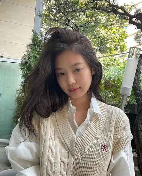 明星网红背心照片女生,明星同款背心，展现夏日魅力瞬间