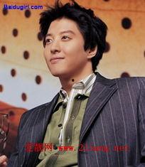 明星网红同款发型男,明星网红同款发型，引领男生发型新潮流